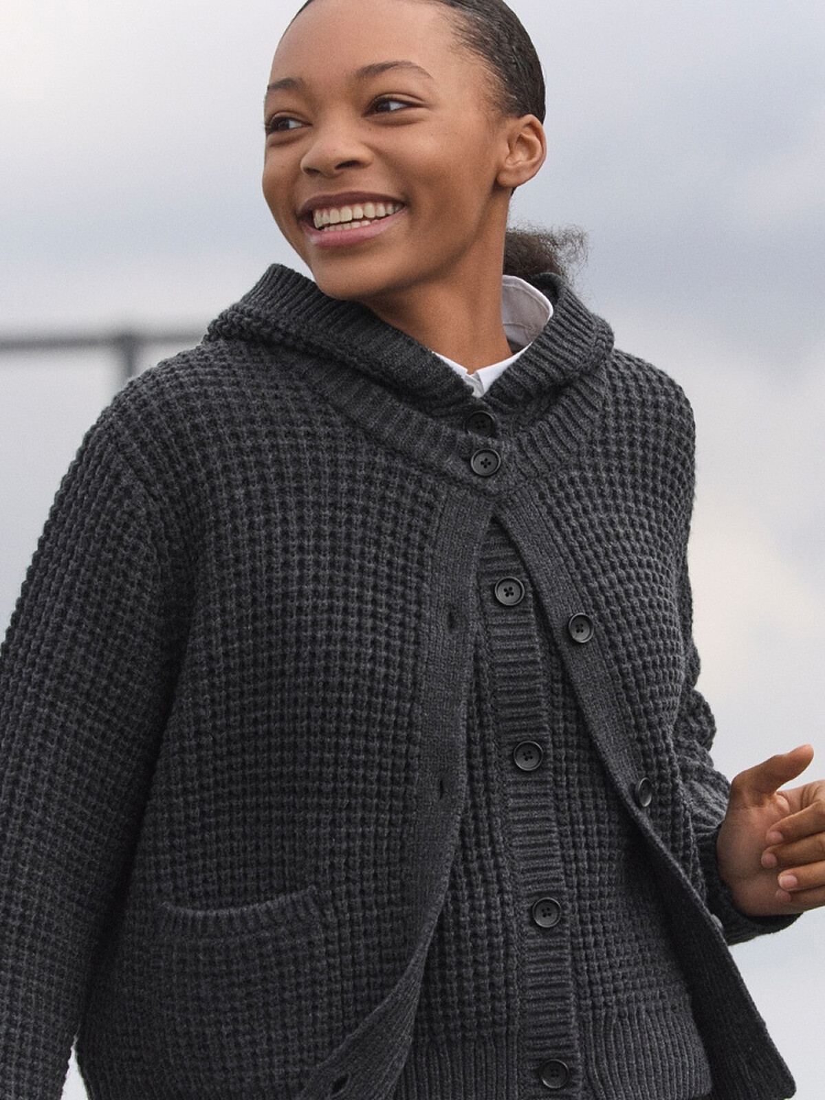 UNIQLO：C 2025秋冬華夫格針織連帽背心與開襟外套疊穿造型