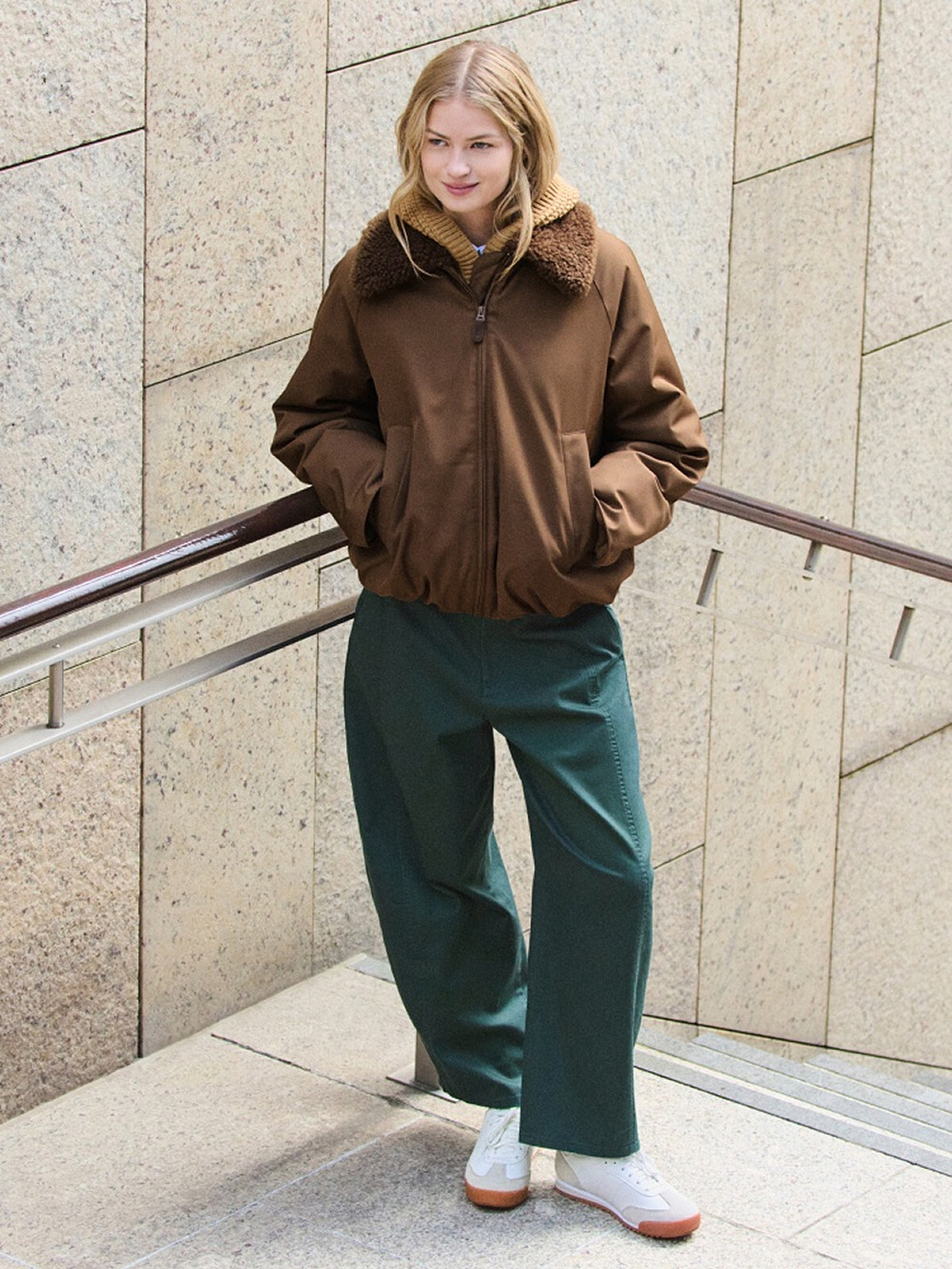 UNIQLO：C 2025秋冬輕暖科技外套，領片有可拆式刷毛領