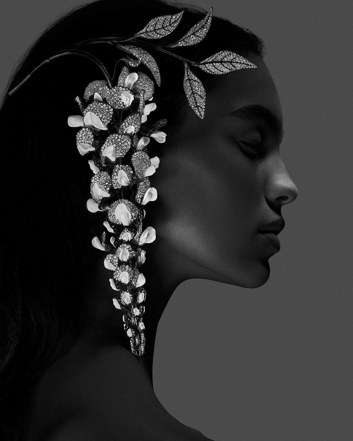 鳶尾花作為肩針；紫藤花內藏梳針機關，可用以髮飾或別針運用；鹿角鍬形蟲設計為胸針。