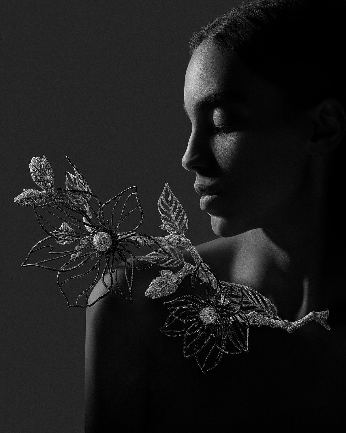 頭頂鑲有一顆梨形鑽石的竹節蟲，低調停駐在花枝末端，其腿部結構與造型的纖細和精準也讓人驚艷。木蘭花能轉換作以頭飾或項鍊；竹節蟲為胸針。