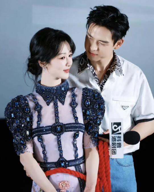 兩人玩遊戲互動超甜。