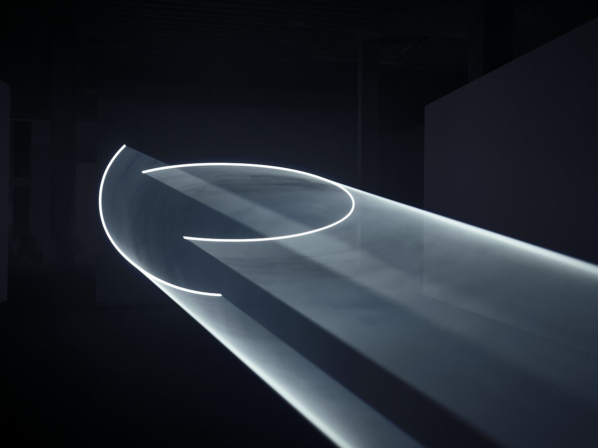安東尼・麥考爾(Anthony McCall),《在光中遇見你 II》,2009年,裝置現場,義大利瑞士藝術博物館,盧加諾,2015年。Photo by Stefania Beretta. Courtesy of the artist and Sean Kelly, New York / Los Angeles and Sprüth Magers.