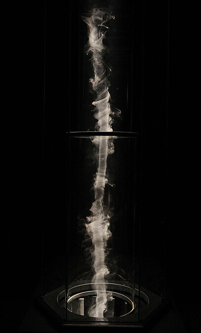 2011年3月2日:藝術家安東尼・麥考(Anthony McCall)所創作的奧運雲柱雕塑《柱》(Column)之運作模型於英國倫敦揭幕。這件特別委託創作的雕塑將形成一股旋轉的雲柱,高度將超越布萊克浦塔。雲柱將從默西賽德郡的威勒爾水域(Wirral Waters)升起,於奧運舉辦期間可從整個英格蘭西北地區——從蘭開斯特(Lancaster)到蘭迪德諾(Llandudno)清晰可見。(照片來源:Peter Macdiarmid/Getty Images)