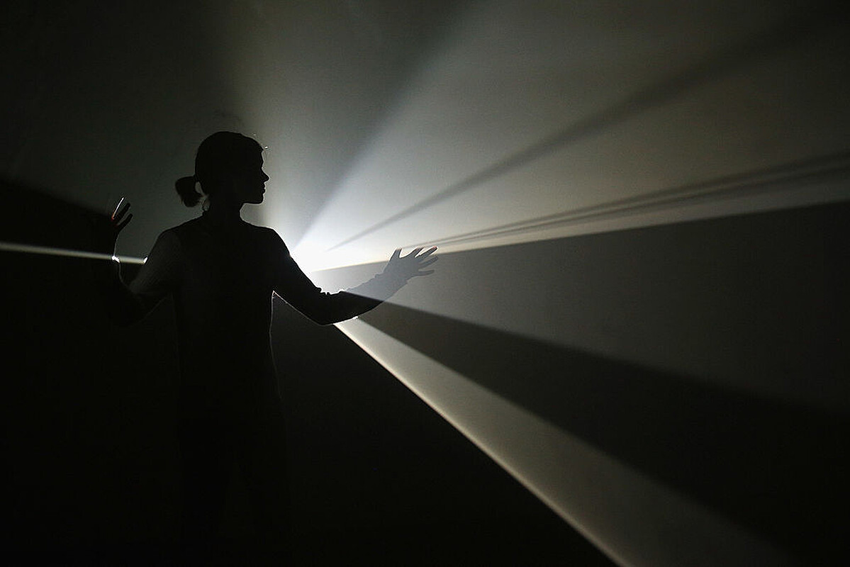 女子與安東尼・麥考(Anthony McCall)的藝術裝置《你與我,水平》(You and I, Horizontal)互動,該作品為海沃德畫廊(Hayward Gallery)展覽《光之展》(Light Show)的一部分。《光之展》展出25件由國際重要藝術家自1960年代至今創作的光影裝置與雕塑。(照片來源:Oli Scarff/Getty Images)