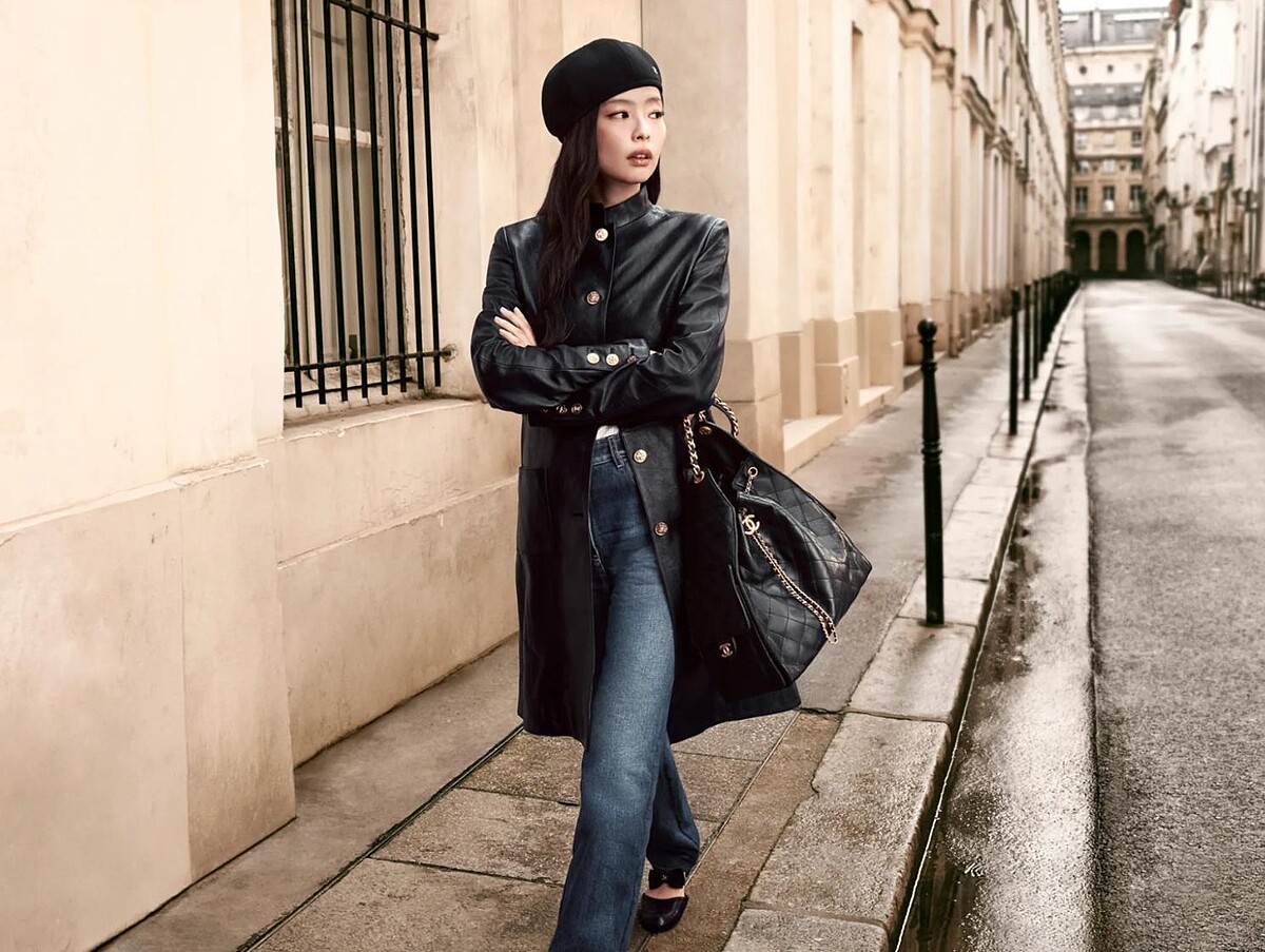 Jennie展示全新香奈兒Chanel 25後背包