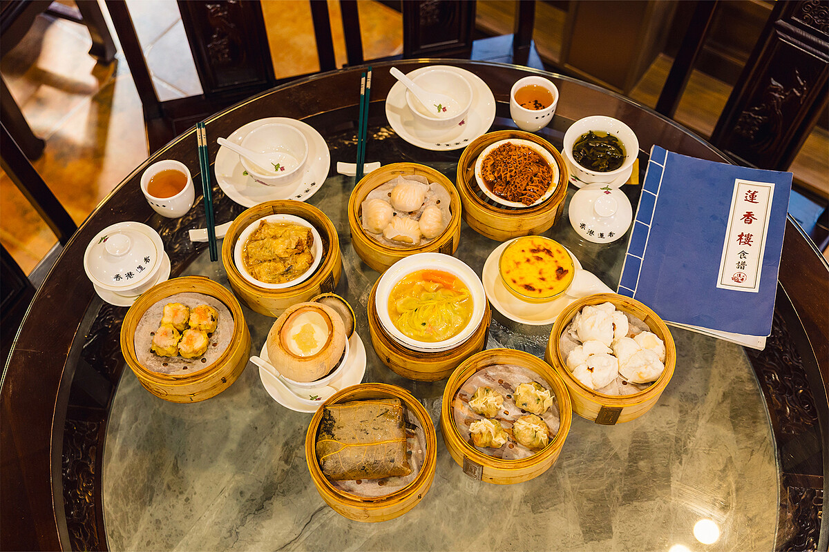 蟹籽燒賣皇、蠔皇鮮竹卷、蓮香蝦餃皇、沙茶金錢肚、椰皇燕窩燉鮮奶、花膠魚翅灌湯餃、西米焗布丁、懷舊糯米雞、懷舊素魚翅餃、蜜汁叉燒包。