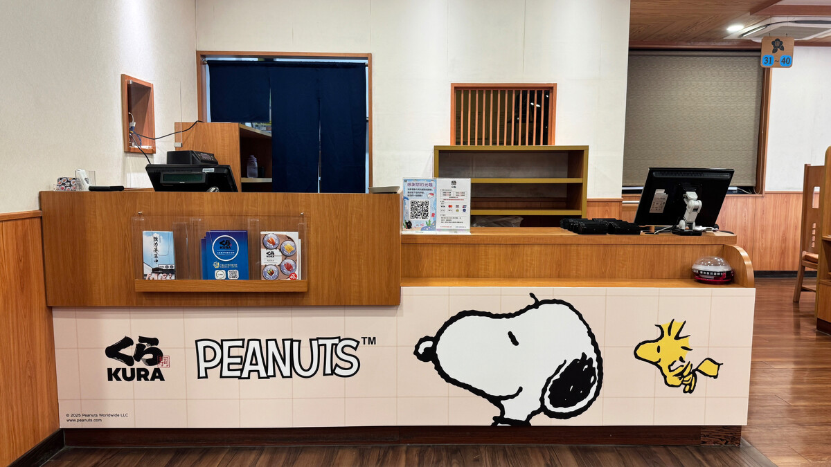 藏壽司x史努比聯名限定門市結帳櫃台佈置