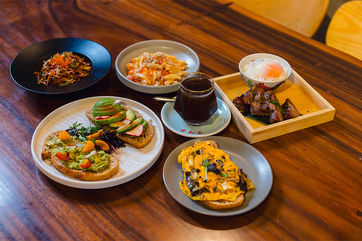 餐點左上至右下:蝦蝦籽麵、明太子蟹肉籽麻花意粉、美式咖啡、大和堂黯然銷魂飯、牛油果多士、黑松露雜菌滑蛋酸種麵包。