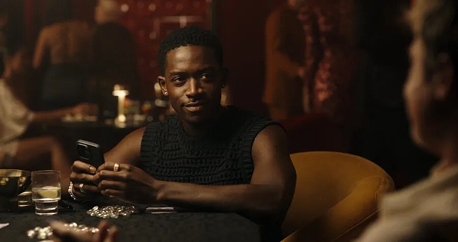 處於事業上升期的約書亞非常重視經營媒體關係,希望博得觀眾喜愛以名利雙收,但鎂光燈下不時迷失自我、忘卻開始比賽的初衷。