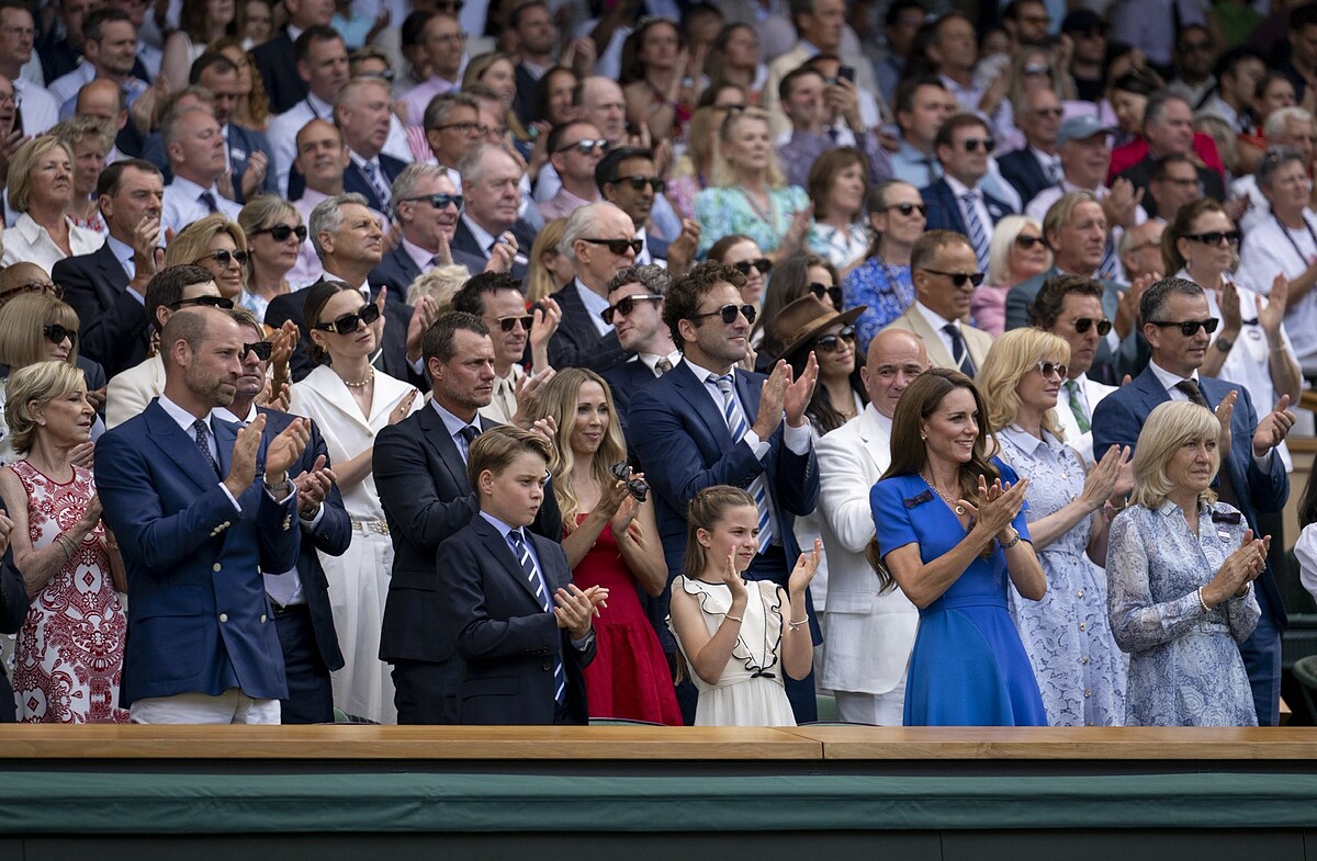 夏洛特公主穿海軍藍滾邊無袖白洋裝，延續了母親的雅緻英倫風格