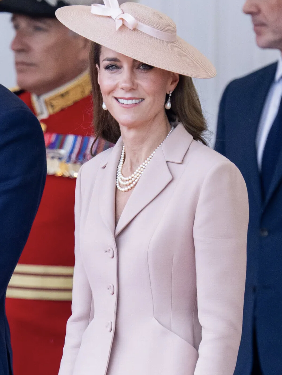 凱特王妃身穿Dior裸粉色Bar Jacket套裝進行時尚外交