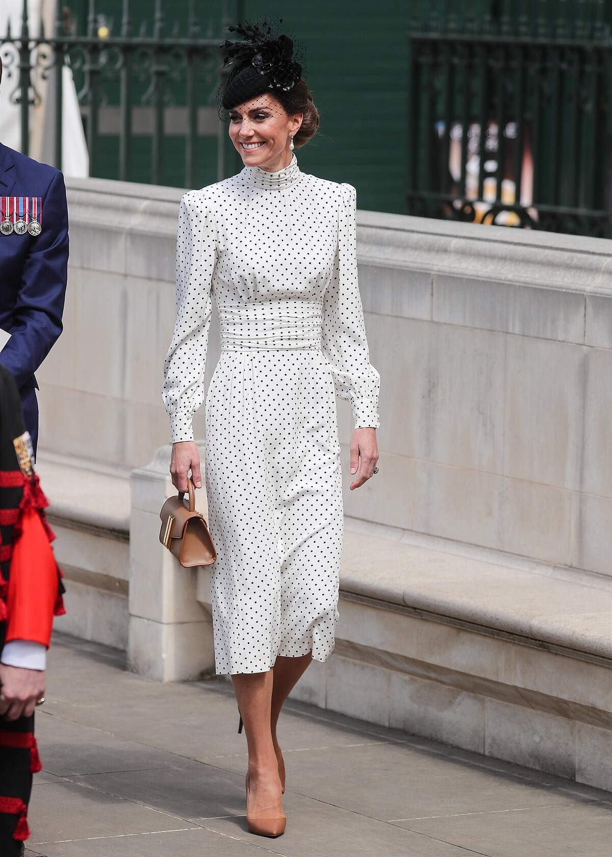 凱特王妃身穿Alessandra Rich黑白波點復古洋裝