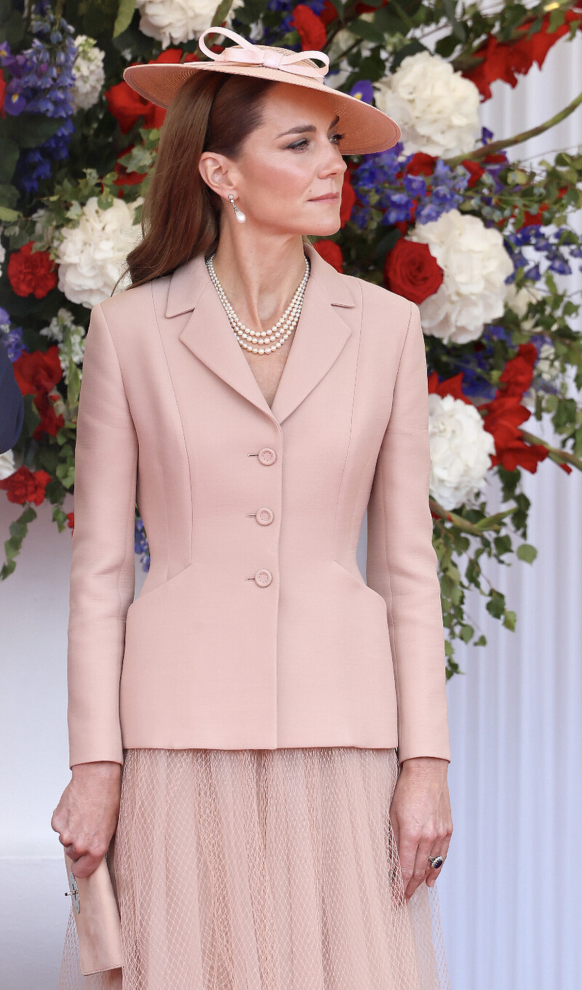凱特王妃身穿Dior裸粉色Bar Jacket與紗裙套裝接待法國總統