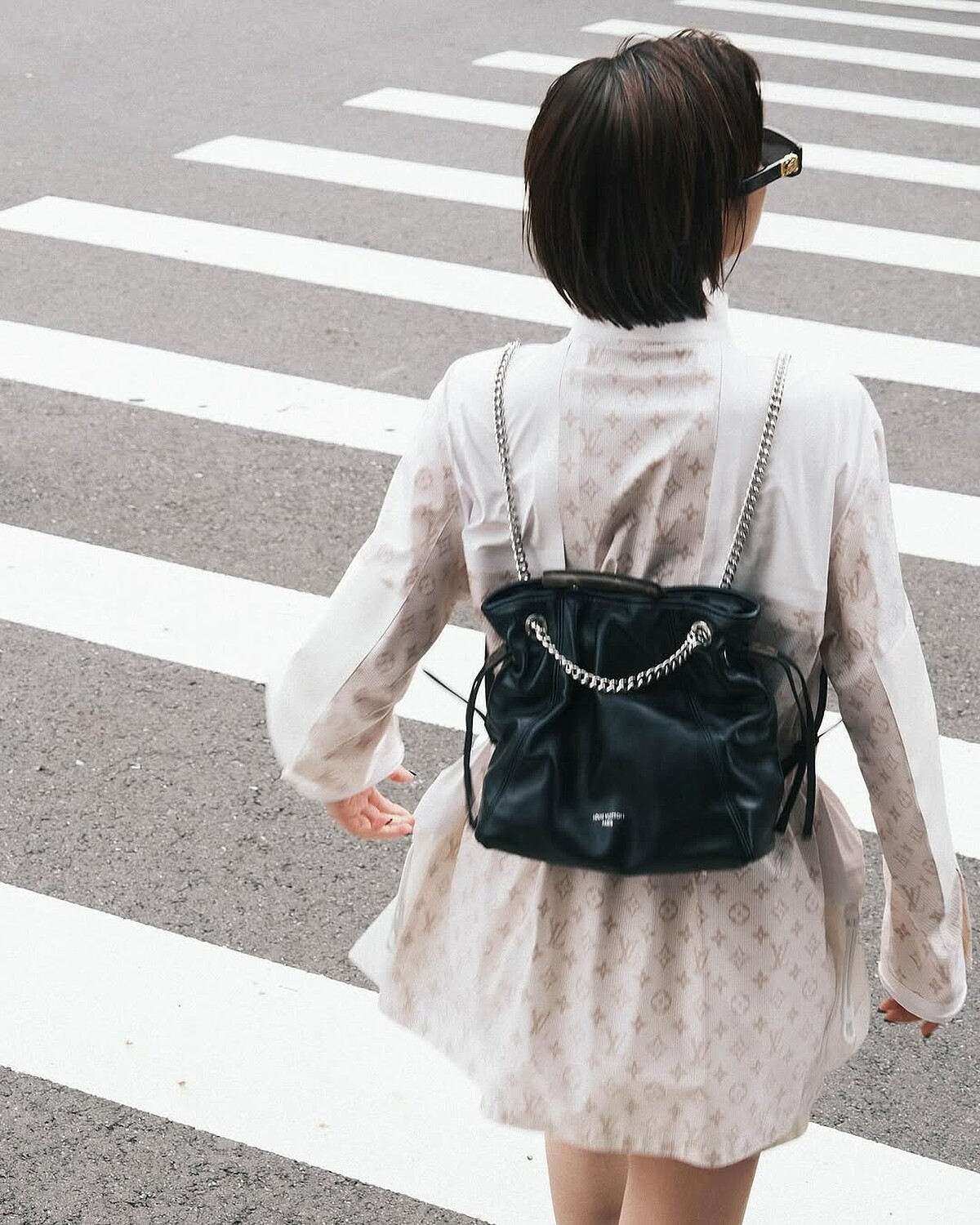 王淨以白色長版夾克造型搭配LV Off Duty包