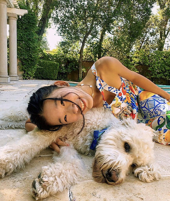 Becca Bloom除了分享富豪生活的點滴，也很常公開他跟愛犬的互動。