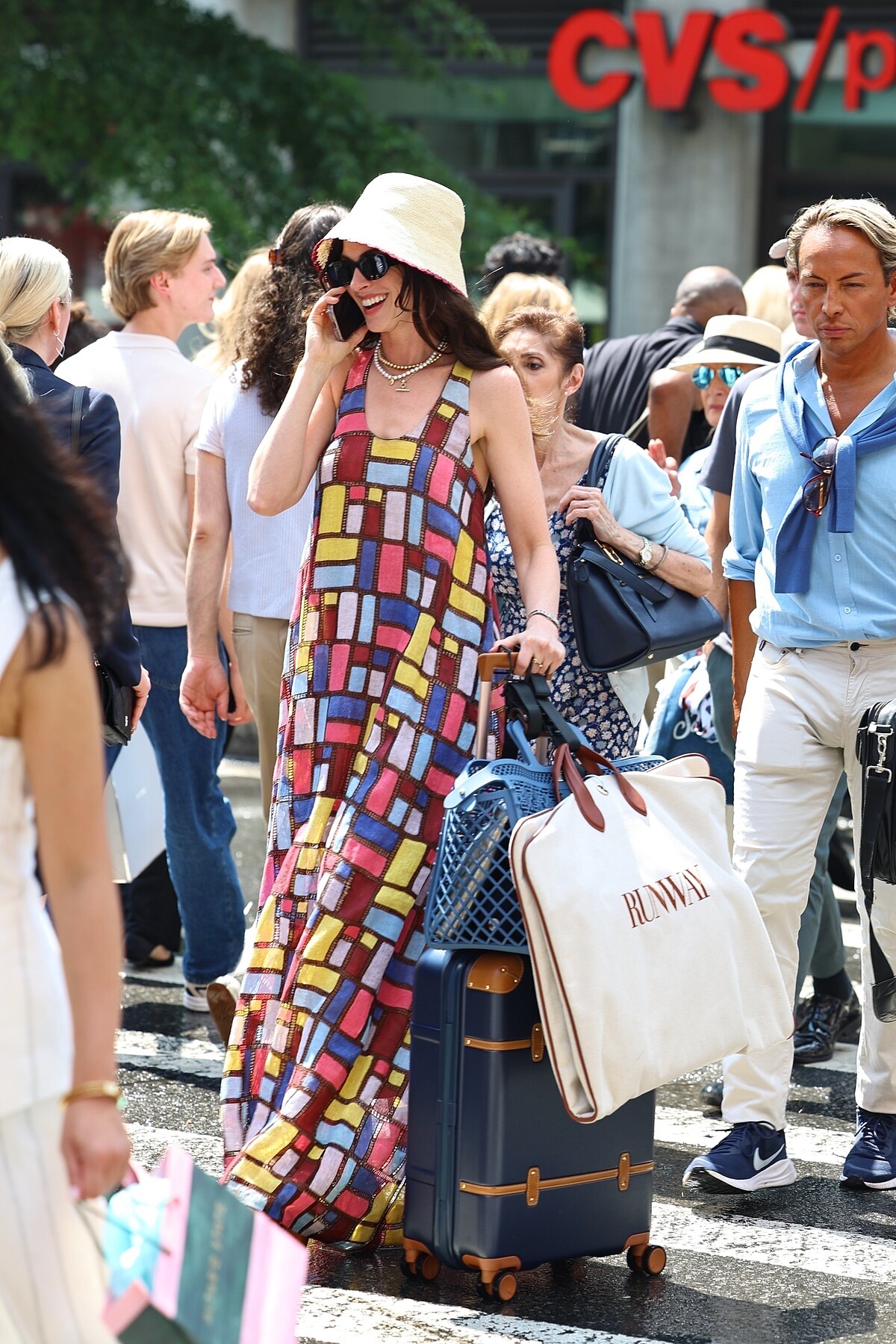 安海瑟薇於《穿著Prada的惡魔2》片場，身穿Gabriela Hearst馬賽克拼貼風洋裝