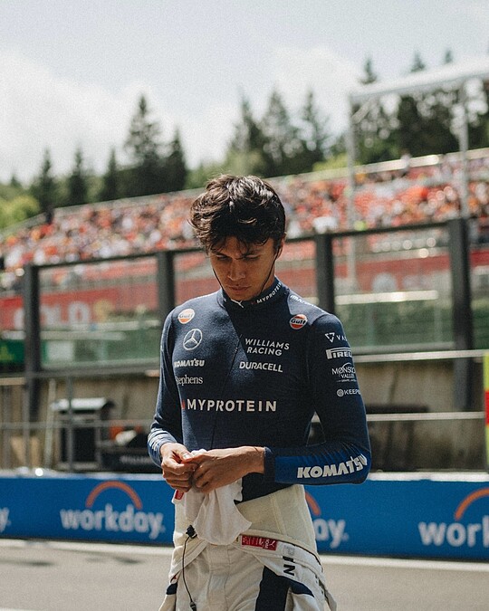 亞歷山大・阿爾本（Alexander Albon）擁有泰、英混血血統。