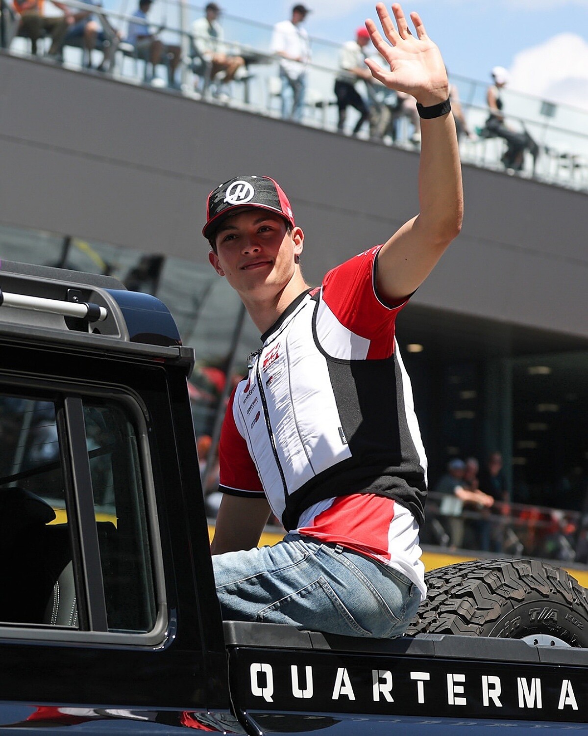 年僅19歲的英國車手奧利佛・貝爾曼（Oliver James Bearman），名字就自帶話題。