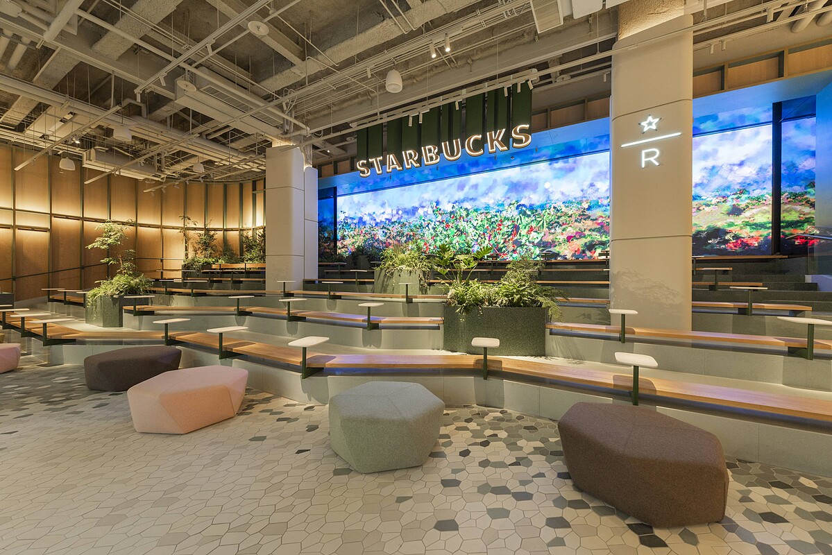 星巴克DREAM PLAZA門市的山形階梯式座席區