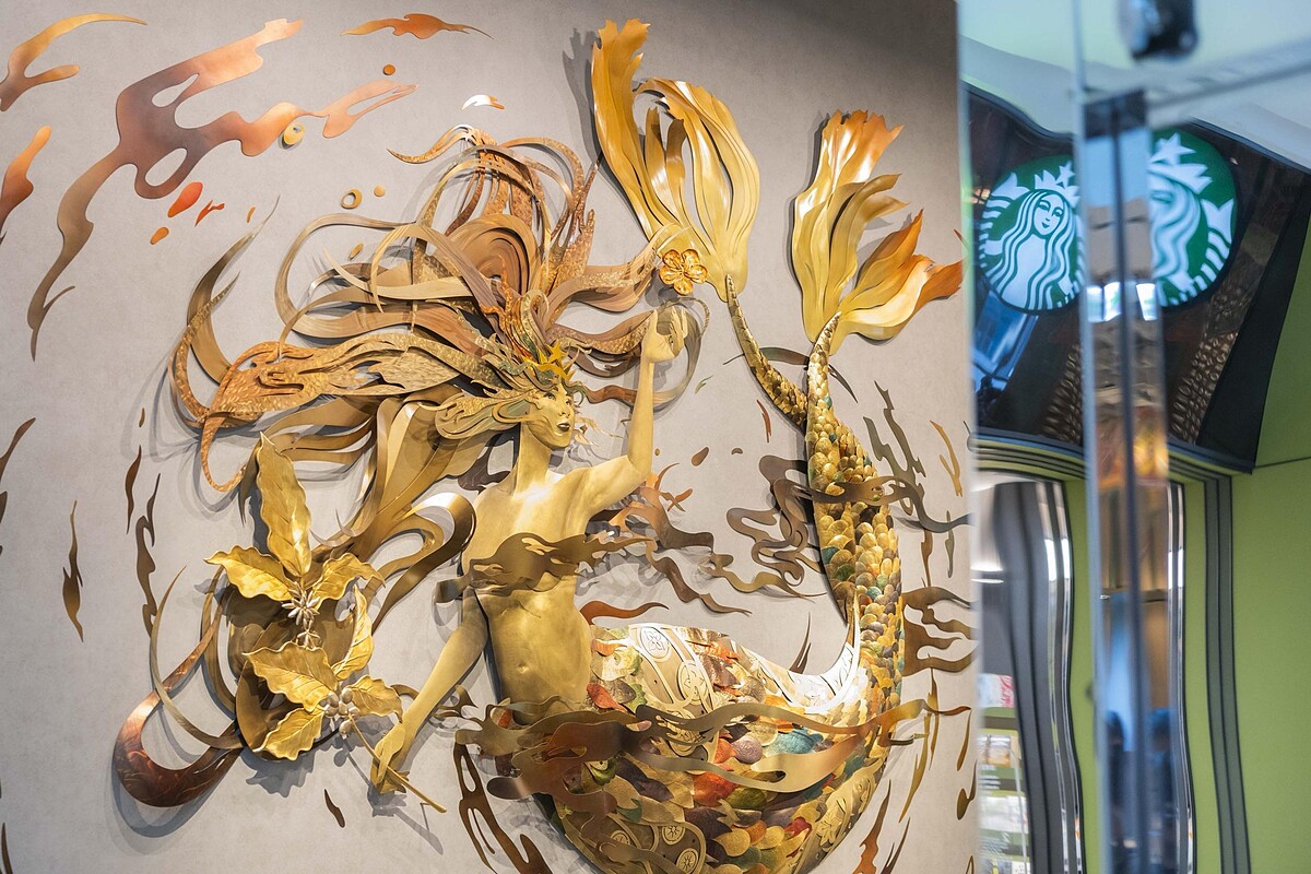 星巴克DREAM PLAZA門市藝術裝置，展示寬闊的藝術長廊空間