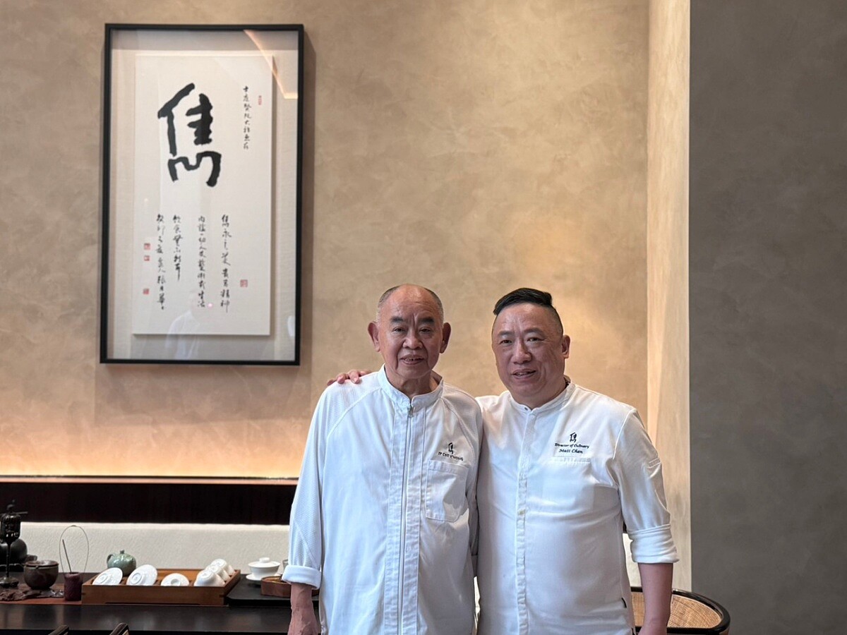 主廚陳泰榮（早哥）與他高齡70歲師父葉志光主廚一起設計菜色。