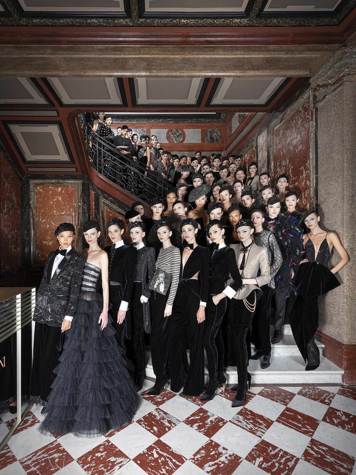 Armani Priv&eacute; 2025秋冬高級訂製大秀以深黑為題。