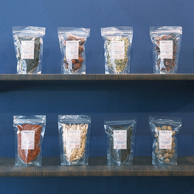 日本手工精釀「伊良可樂」，以可樂果、柑橘與漢方草藥調製而成