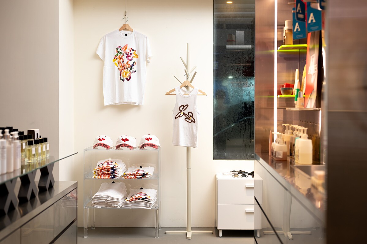 《IN HER ROOM》展覽限定聯名商品。