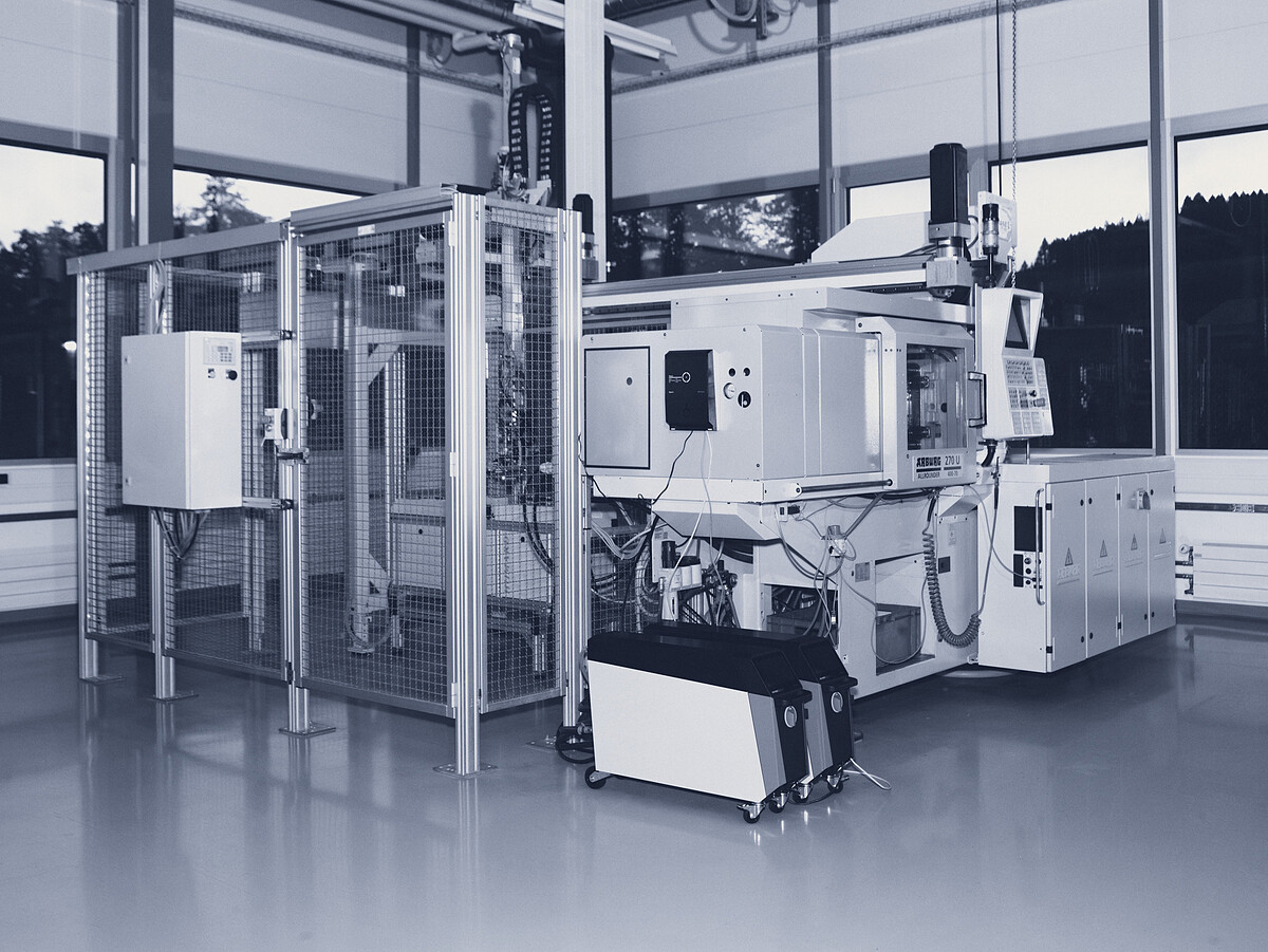 香奈兒瑞士製錶廠融合尖端科技與精湛的手工技藝，從原料注入模具、成形，到拋光與零件組裝，每一道製程都能展現出其頂尖的製錶藝術。