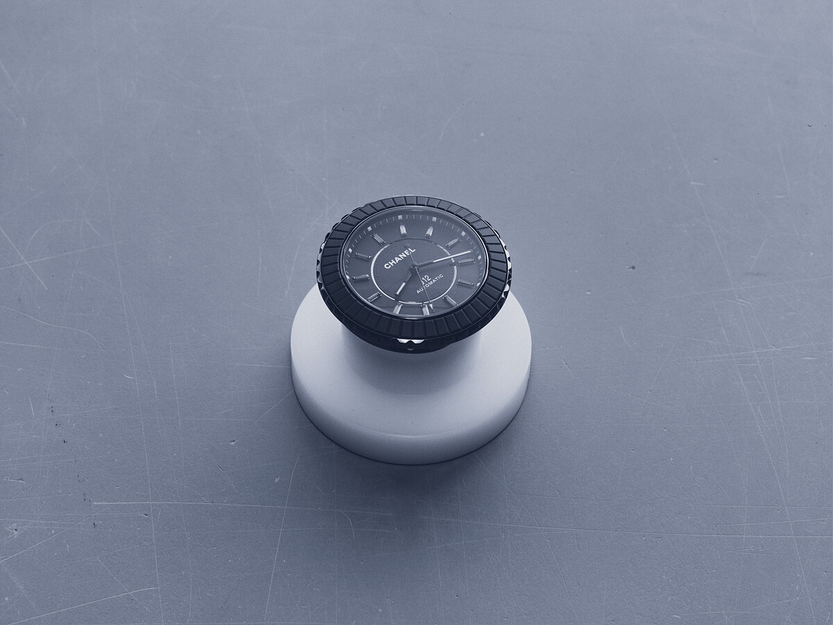 在瑞士製錶廠內，所有手工拋光、組裝與品質控管皆需仰賴幾代傳承的專業技藝與尖端科技的融合，而這一系列的精密工序，是為了確保腕錶運作無瑕，外觀完美無可挑剔。