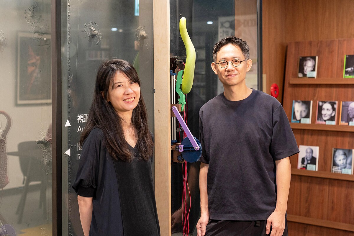 國家兩廳院藝術推廣組組長王萱儀與藝術家羅智信