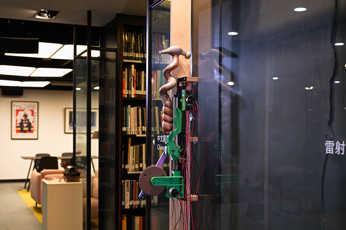 《KnockKnock #1: 黃瓜》系列作品：錘子