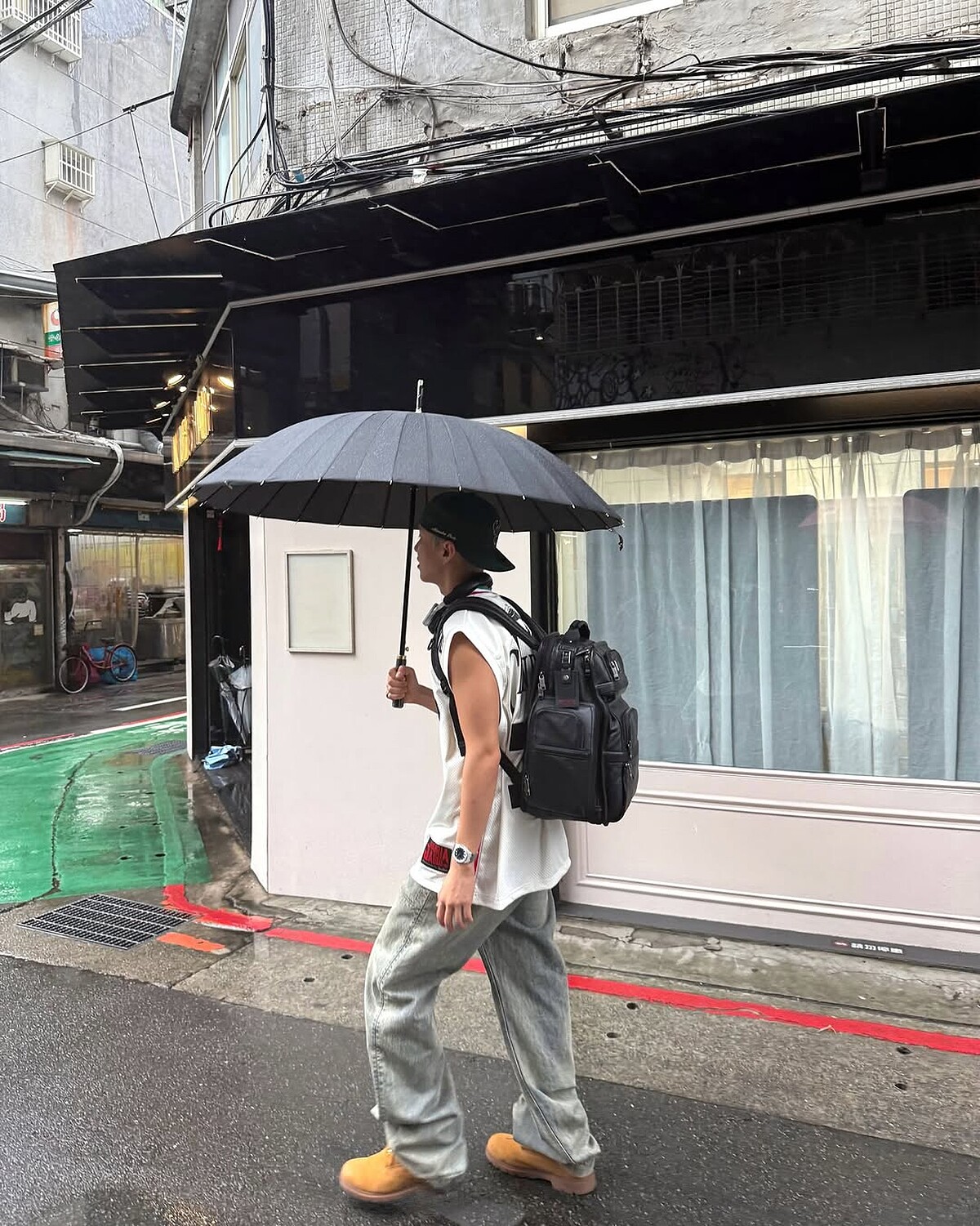 HOSHI台灣私服造型一：adidas球衣搭配丹寧長褲與美式黃靴