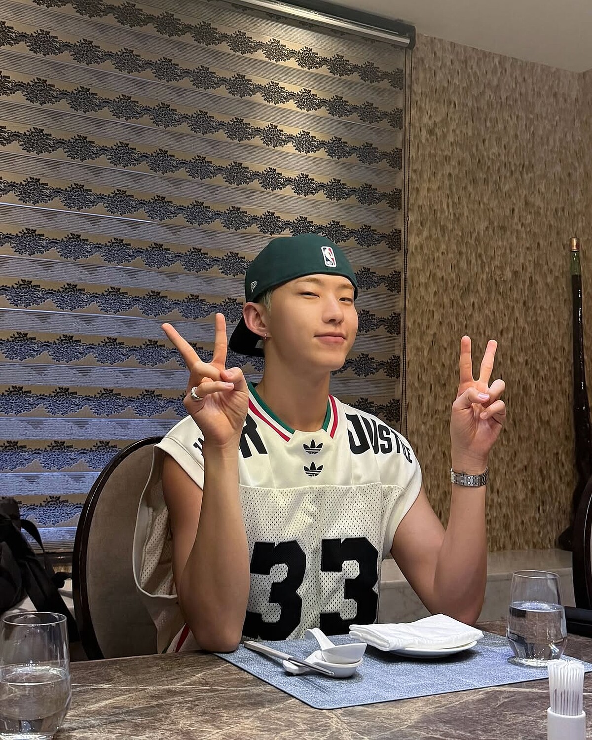 HOSHI戴著棒球帽