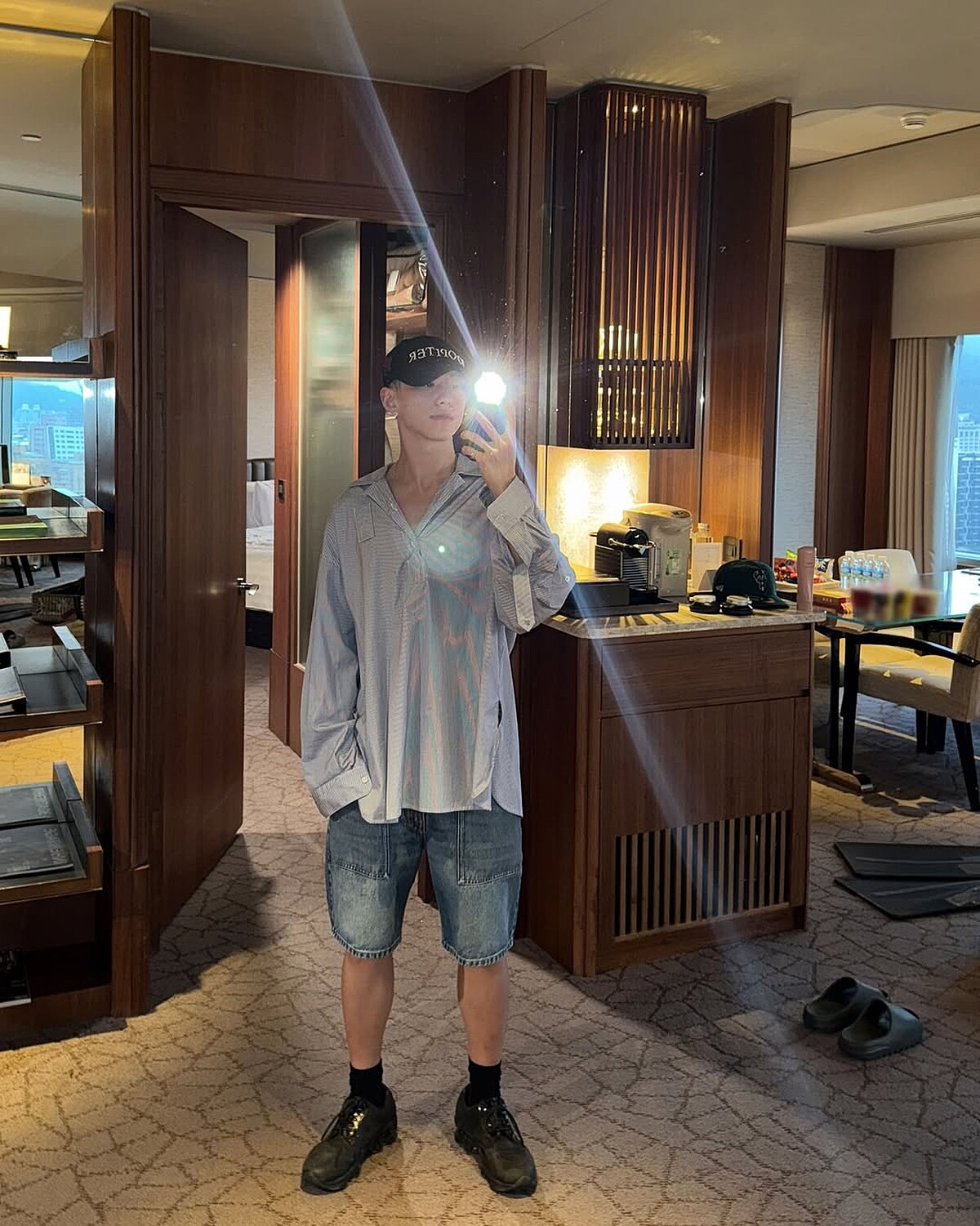 HOSHI台灣私服造型二：身穿FENDI開領襯衫搭配丹寧短褲