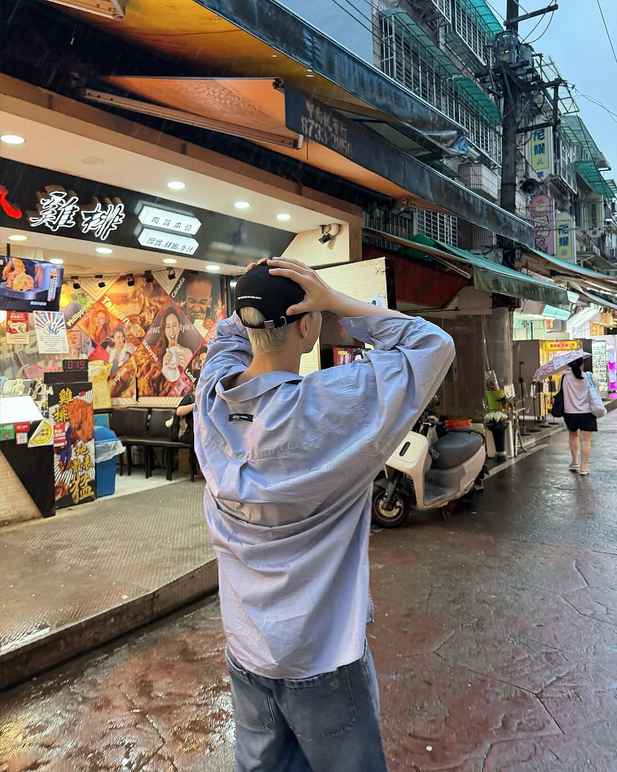 HOSHI身穿的FENDI襯衫背面字樣Logo