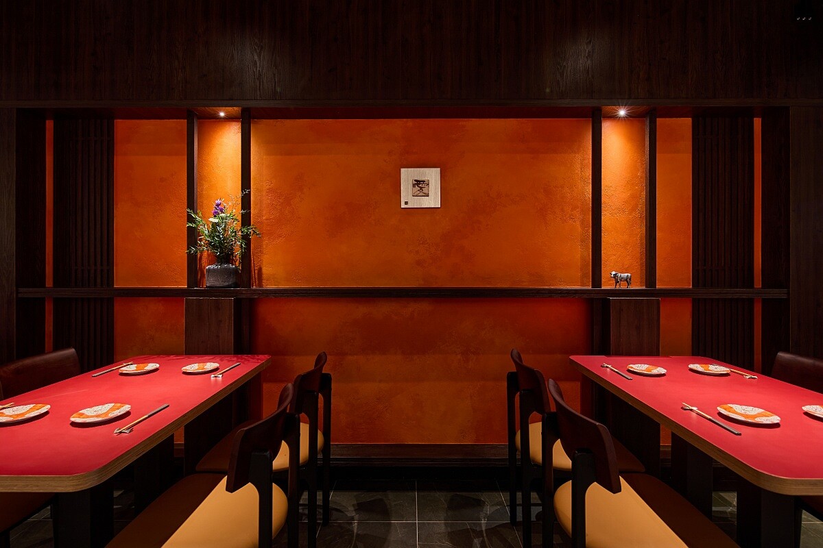 「肉料理・福」是以木質與赤陶色調打造的沉穩空間。