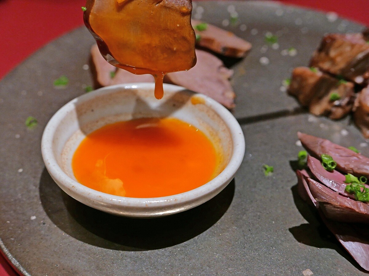 Sam 選擇不再追求油脂爆表的口感，而是讓肉的纖維與熟成度自己說話。