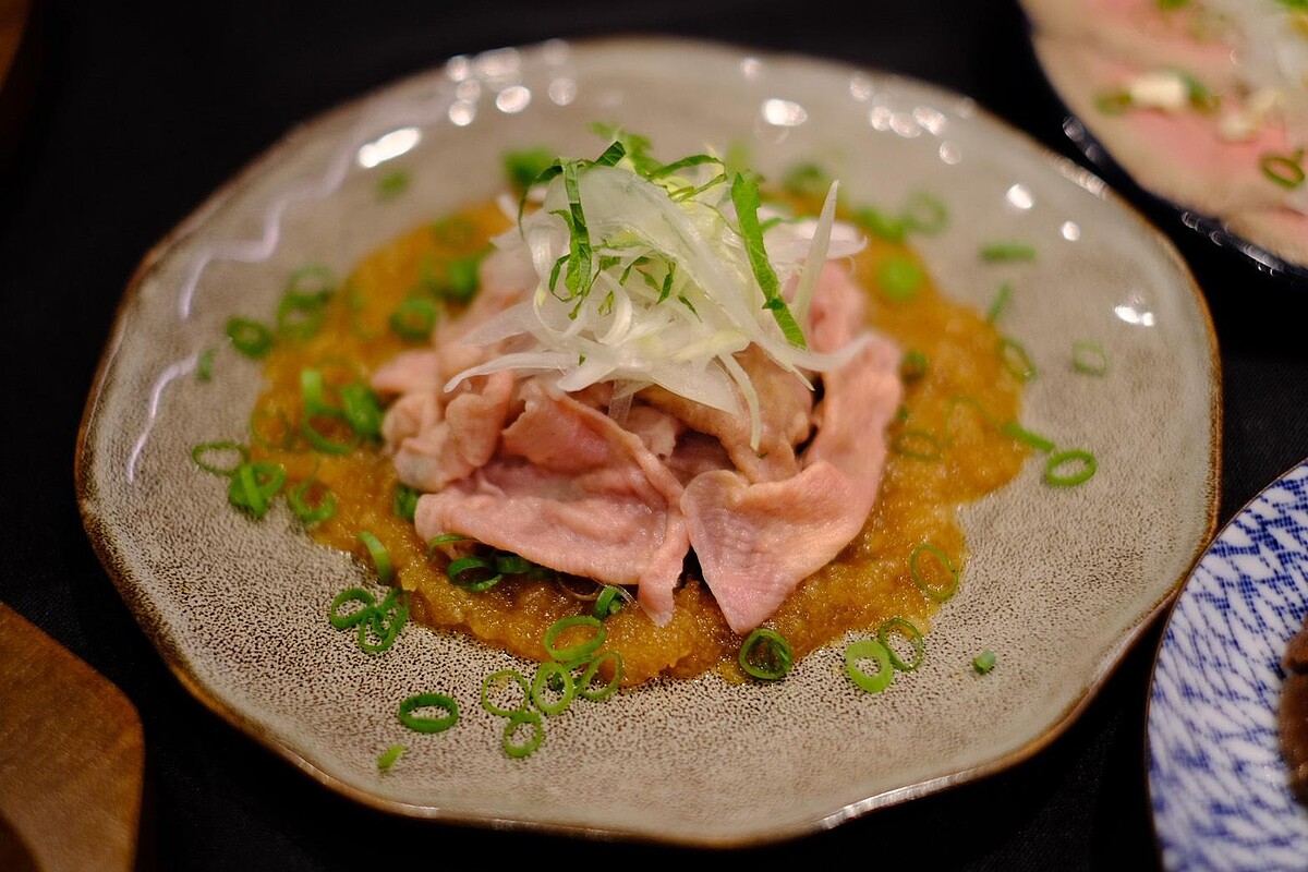「東山牛舌」必點菜色：胡麻風味冷涮牛舌