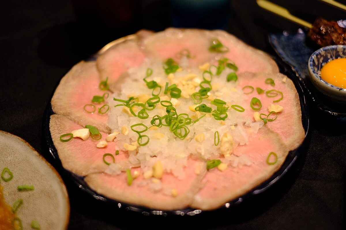「東山牛舌」特選牛舌刺身