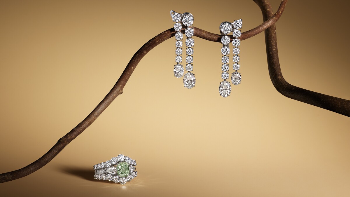 De Beers Essence of Nature 高級珠寶系列 Foundation 鑽石嵌套式戒指，鑲嵌珍稀的2.15 克拉黃綠鑽（左）、Foundation垂墜式耳環。