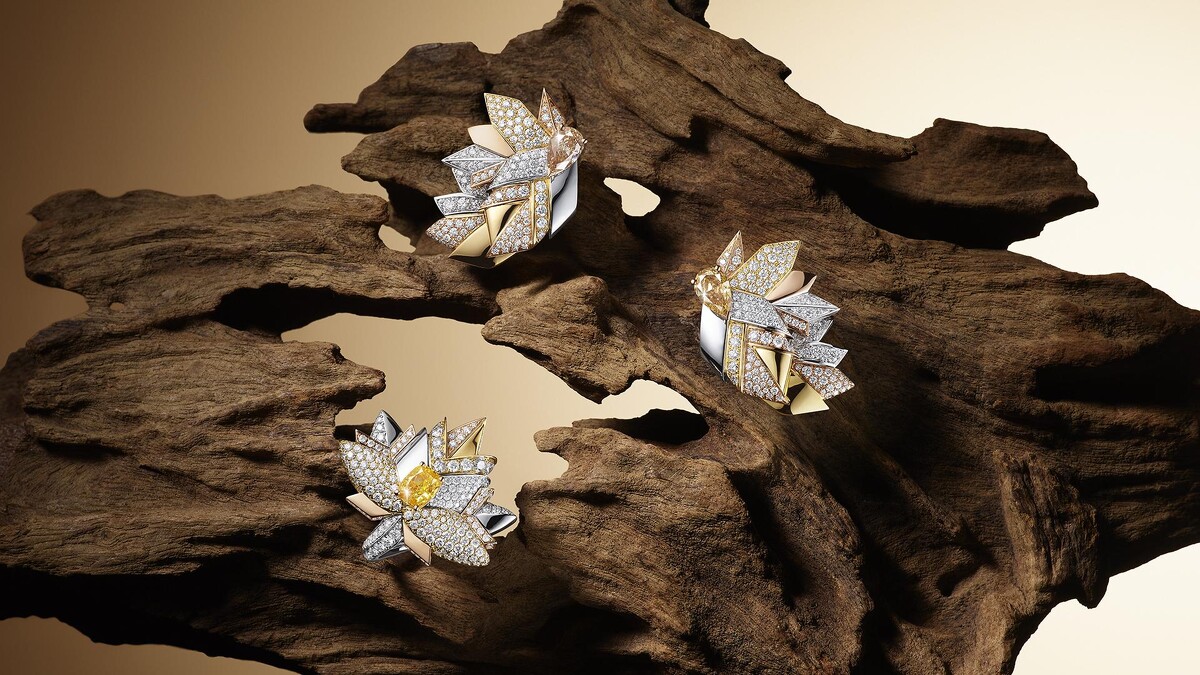 De Beers Essence of Nature 高級珠寶系列 Maple Colours 鑽石戒指與耳環，以彩鑽搭配18K黃金、白金與玫瑰金，呈現楓葉四季變幻的色彩。