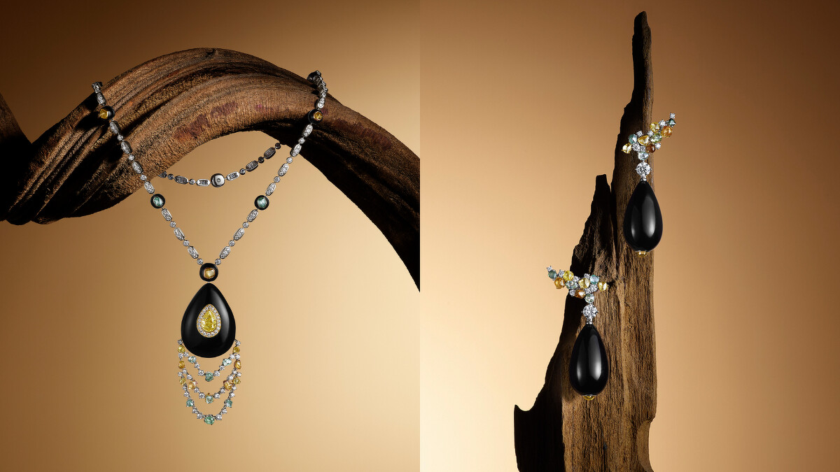 De Beers Essence of Nature高級珠寶系列Baobab Magnitude鑽石吊墜項鍊及胸針（左）、Baobab Magnitude鑽石垂墜式耳環，皆採用了可轉換式設計，黑玉吊墜部分可拆卸。