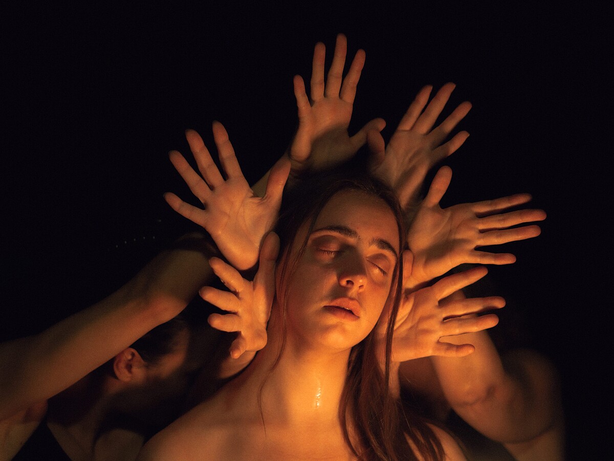 馬里奧．貝努西《仁慈小酒館》劇照_&copy;Nassia Stouraiti