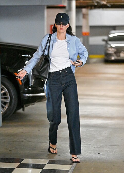 Kendall Jenner以白T、條紋襯衫搭配牛仔褲與人字拖的美式休閒風