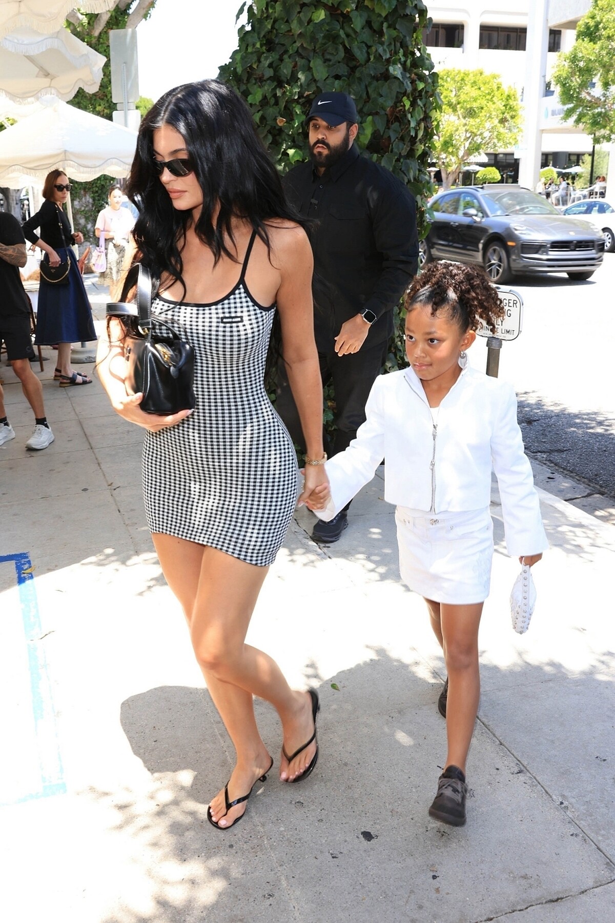 Kylie Jenner身穿緊身格紋迷你洋裝搭配黑色人字拖