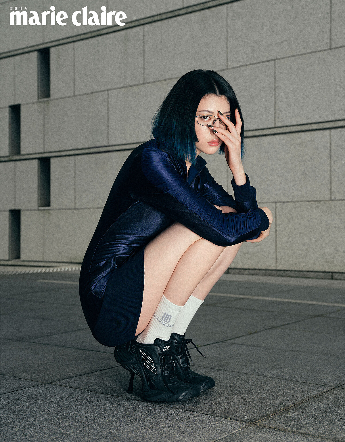 藍色運動款合身洋裝、黑色高跟運動鞋、矩形太陽眼鏡，All by Balenciaga。