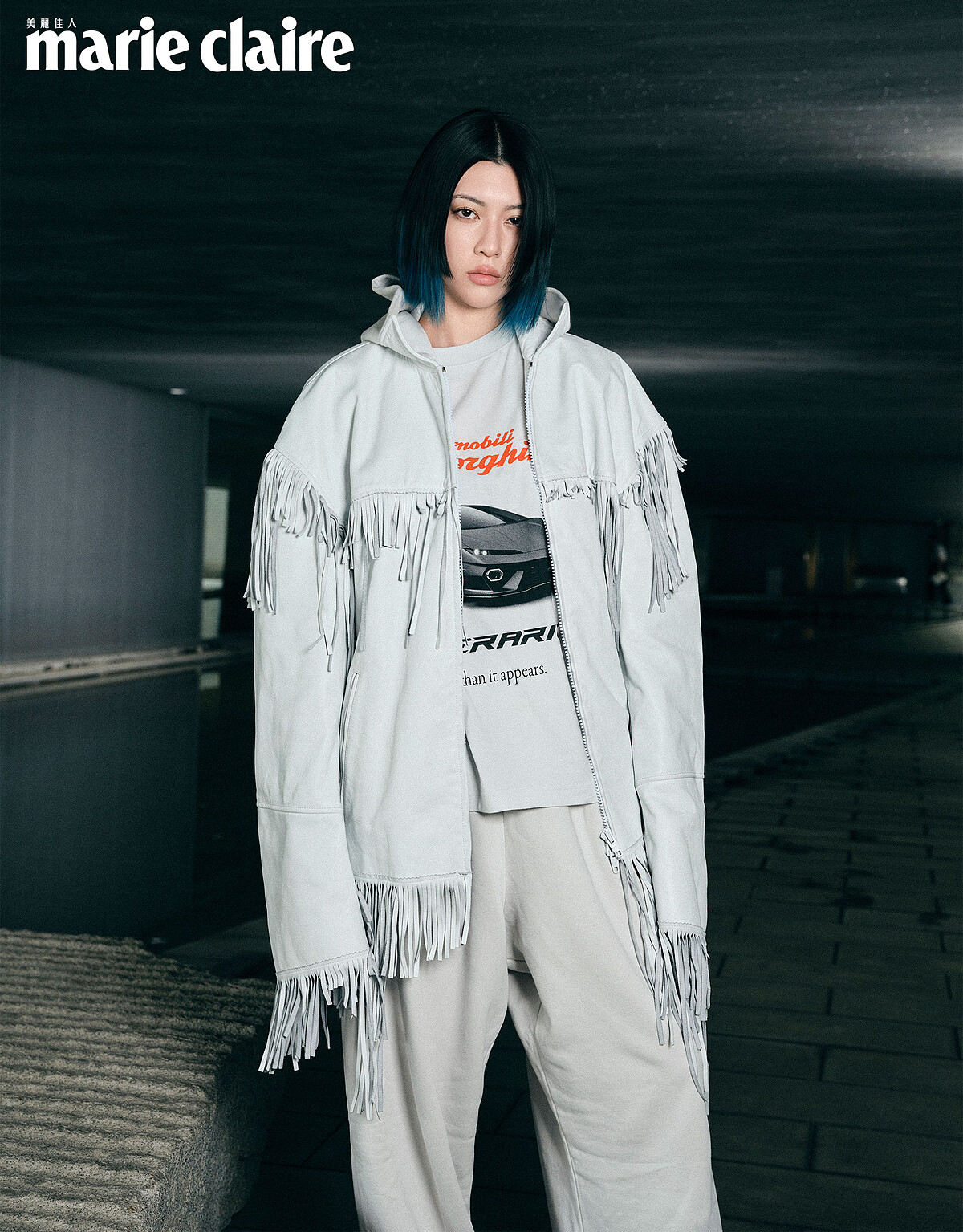 藍寶堅尼合作款流蘇皮衣、藍寶堅尼合作款T-Shirt、藍寶堅尼合作款仿舊款運動休閒褲、黑色露趾涼鞋，All by Balenciaga。