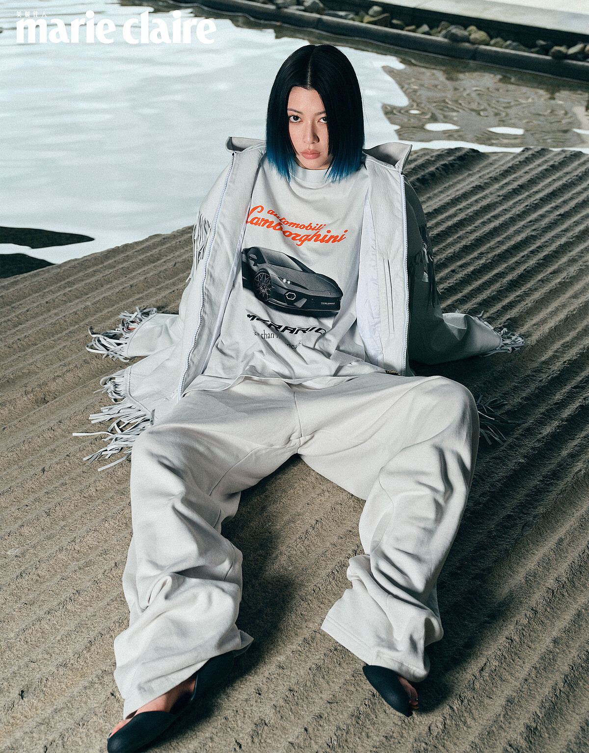 藍寶堅尼合作款流蘇皮衣、藍寶堅尼合作款T-Shirt、藍寶堅尼合作款仿舊款運動休閒褲、黑色露趾涼鞋，All by Balenciaga。