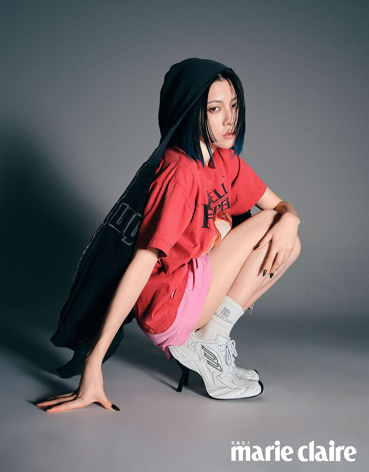 伊莎貝．雨蓓大使T-Shirt、粉色短裙、黑色拉鍊外套、白色高跟運動鞋，All by Balenciaga。